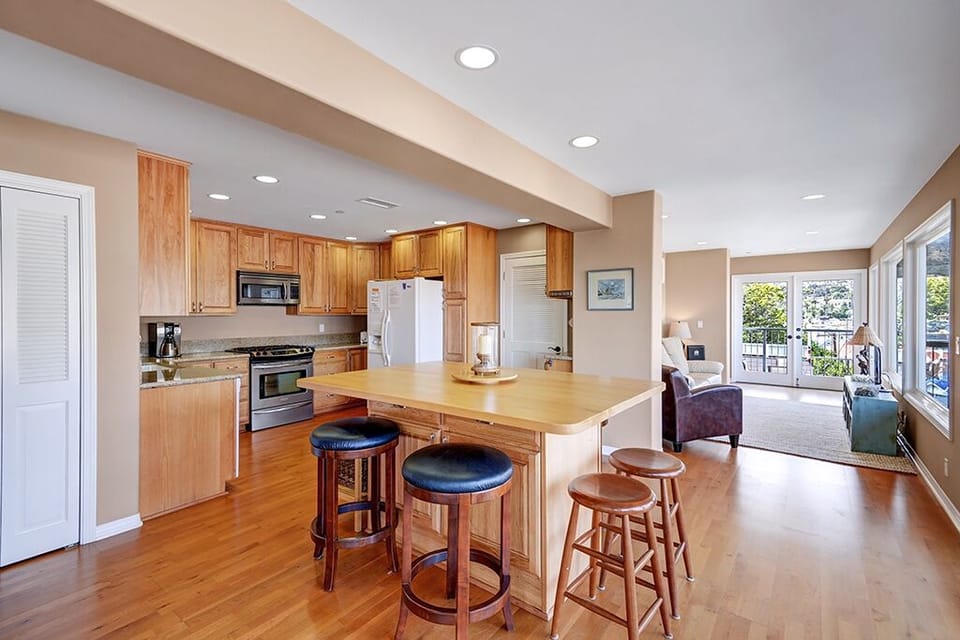 10-LOWER_20LEVEL_20KITCHEN_20RS.jpg