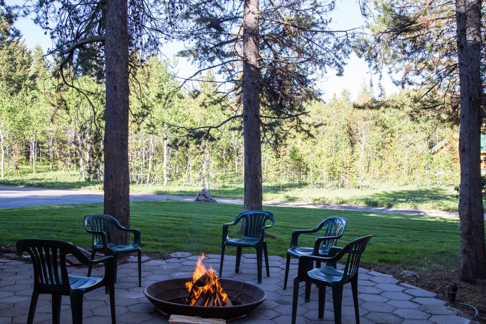 Lumberjack Lodge ~ fire pit (please bring your own wood)