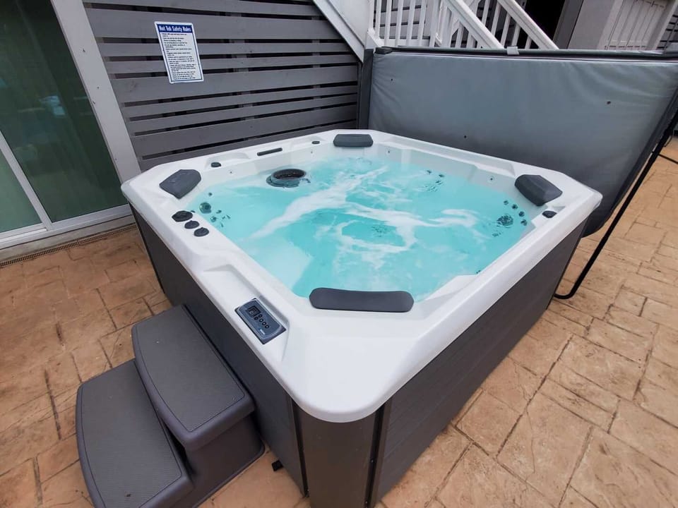 Poolside Hot Tub (new in 2025)