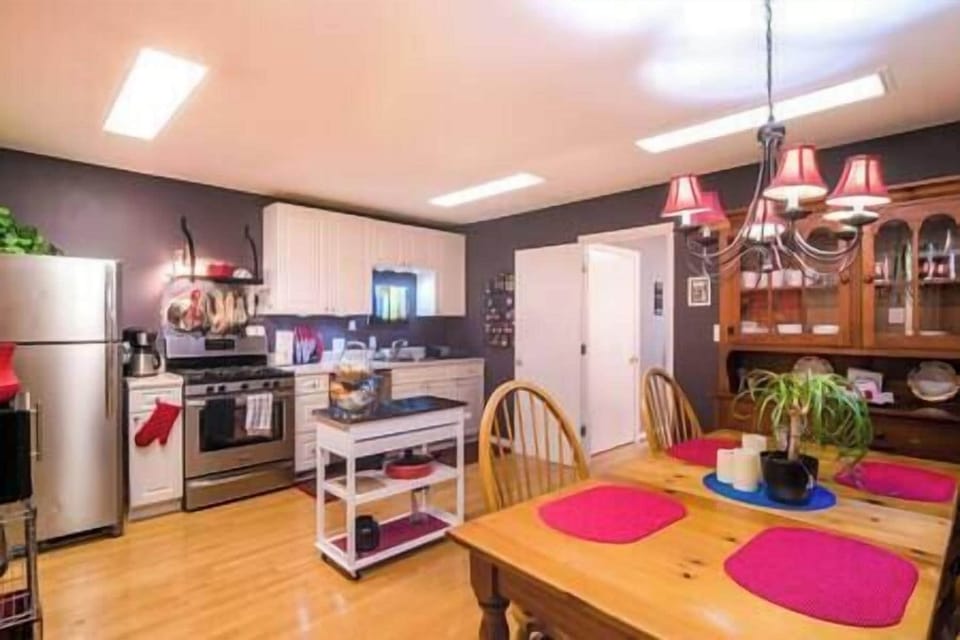 Eat-In Kitchen