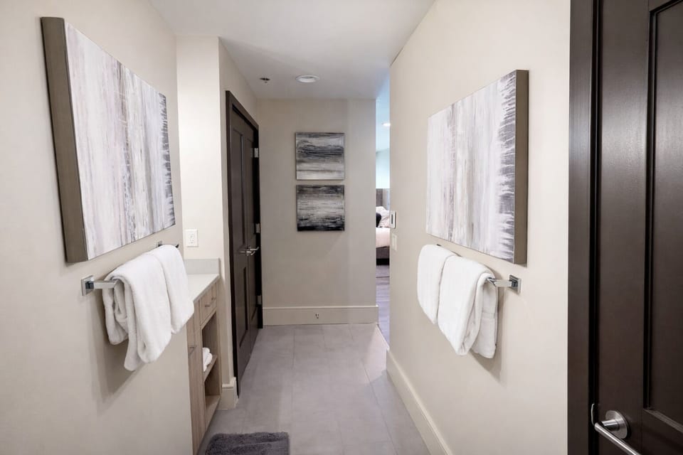 Spacious, modern bathroom! Enjoy a sleek vanity, plenty of counter space, and a tub/shower combo after a day exploring.