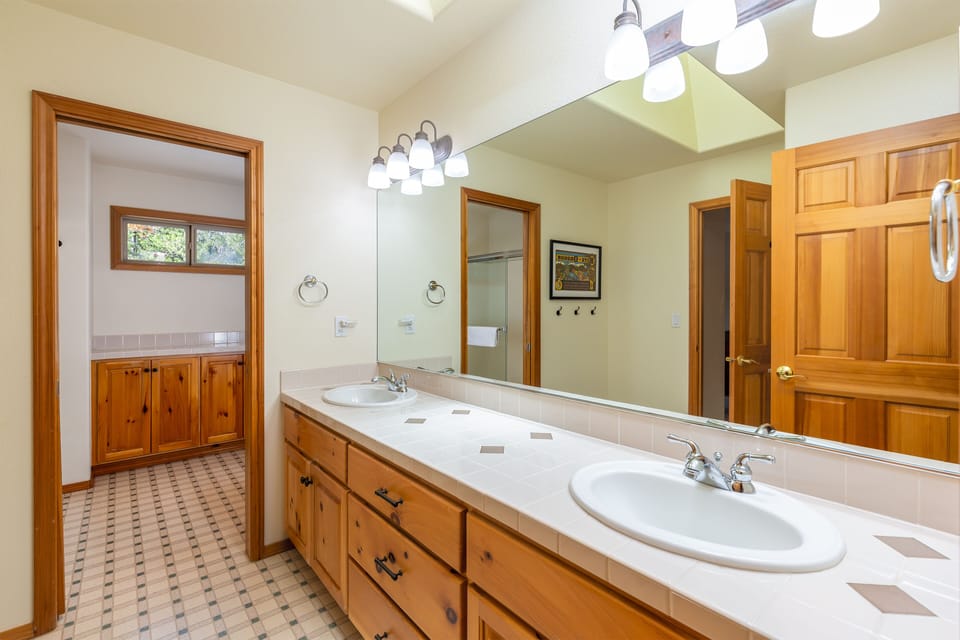Ensuite Full Bathroom - Upstairs