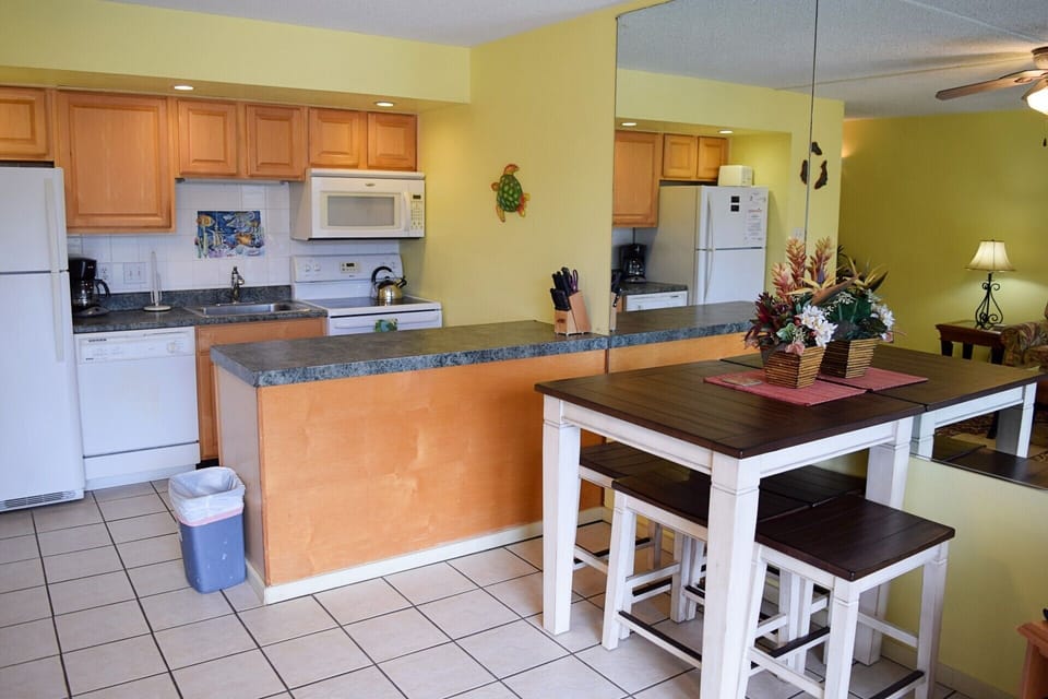 Dining area with seating for 4