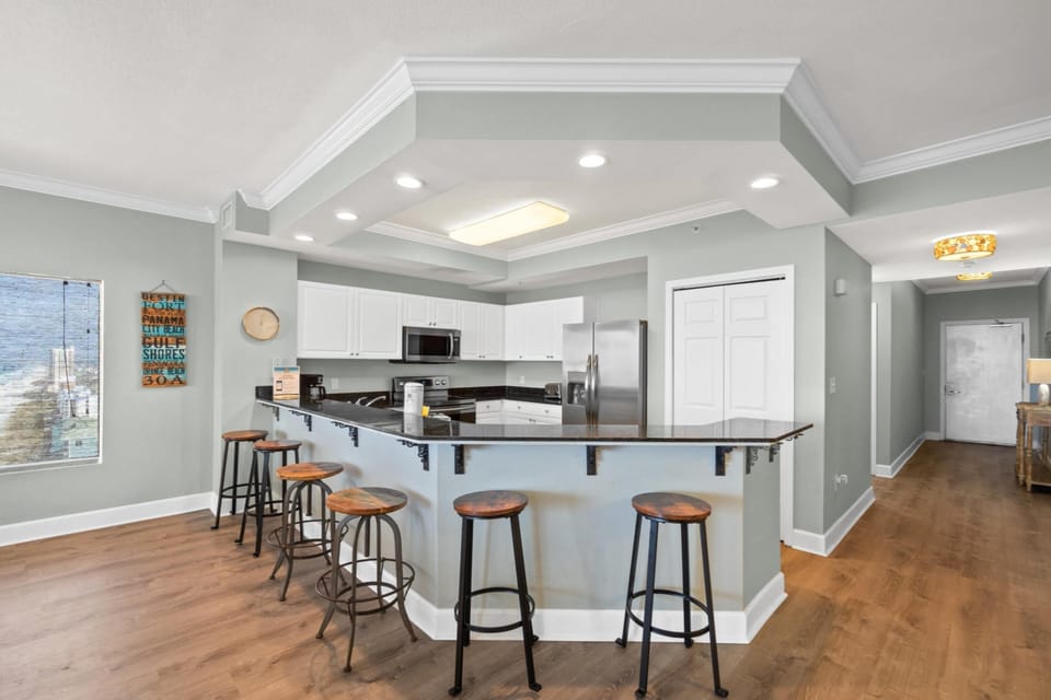 Kitchen with Breakfast Bar