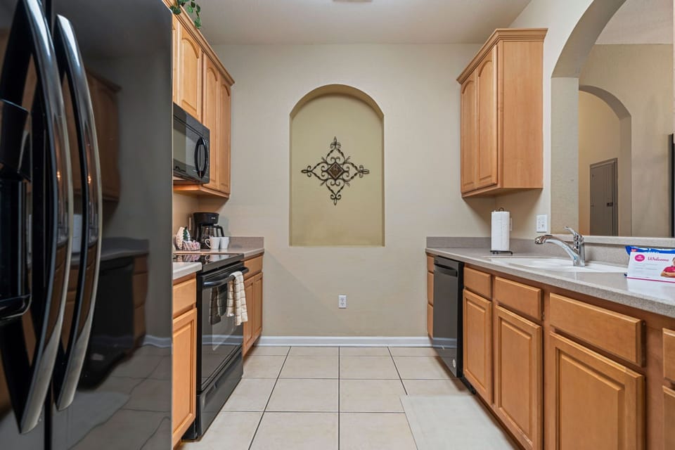 Modern Kitchen of the Apartment in Orlando Florida - Fully equipped - Contemporary design with clean lines and minimalist aesthetics - Integrated appliances for a seamless and stylish appearance