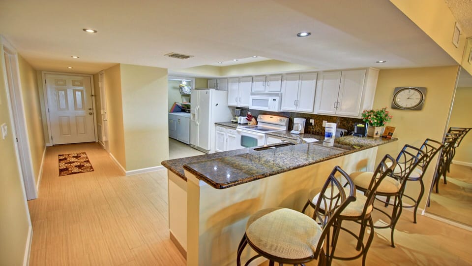 Kitchen/ Bar  seating for 4