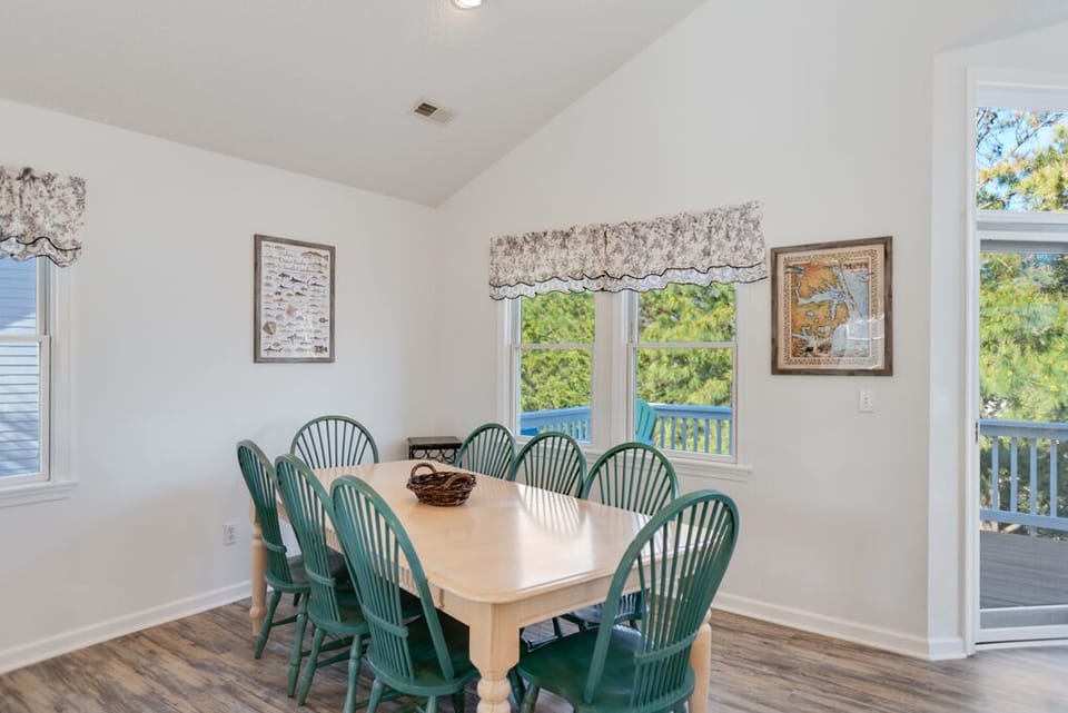 MB11: Sweet Caroline's | Top Level Dining Area