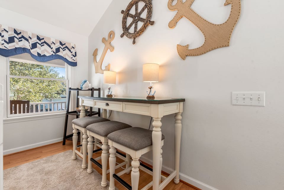 MB13: Eagles Nest | Top Level Loft/Sitting Area