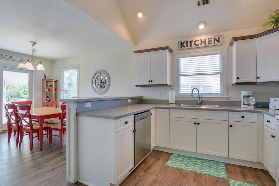 HK39: Sound Spirit | Mid Level Dining Area and Kitchen