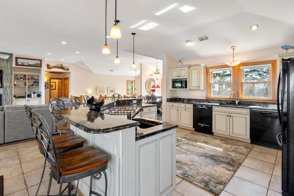 CL516: Sound Sational OBX | Top Level Kitchen