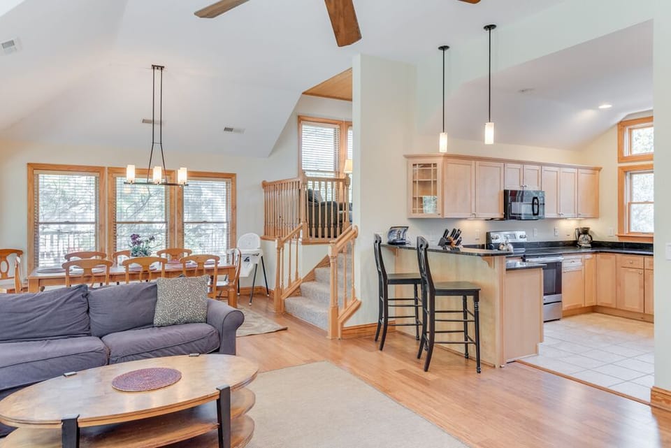 CL585: Sound Dreams | Top Level Living Area
