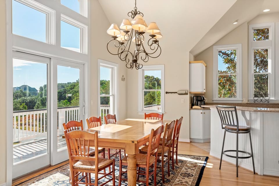 CC300: Mon-Elisa | Top Level Dining Area