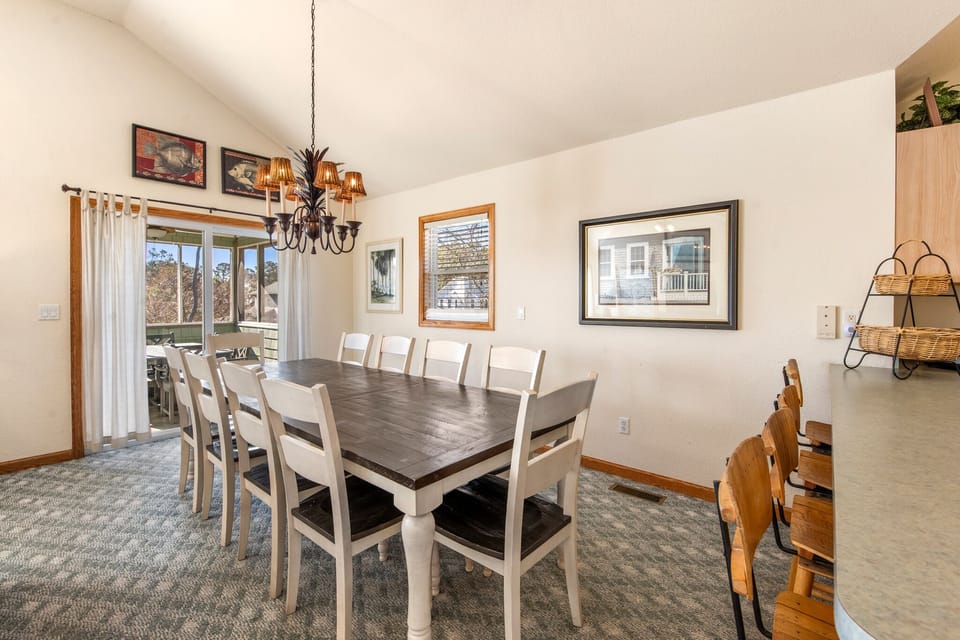 CL535: Good Sun-Stations | Top Level Dining Area