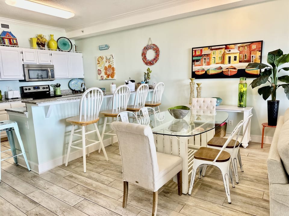 Another shot of the precious dining / kitchen areas!
