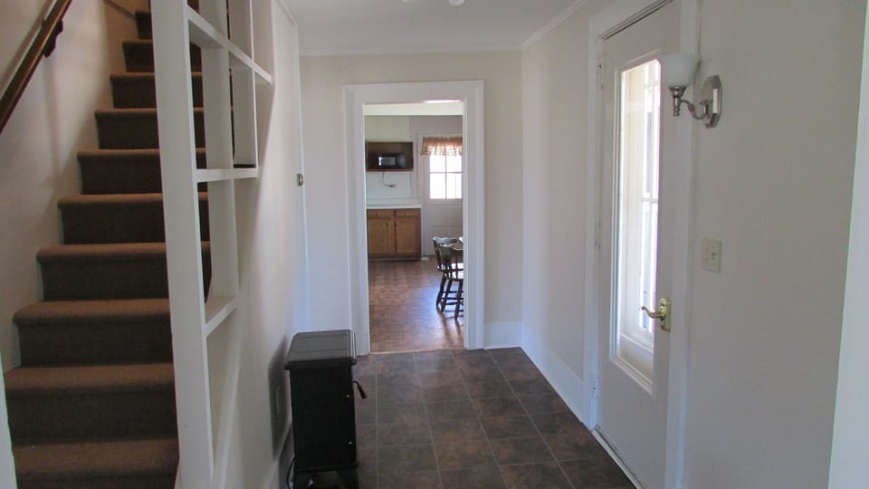 Foyer & stairs to 2nd floor
