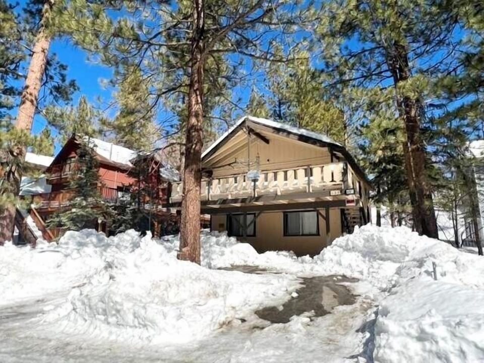 Snow covered Big Bear Cool Cabins, Chalet Georgia front