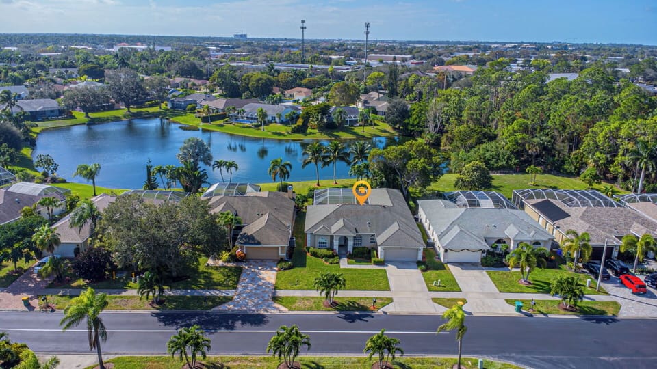 967 Briarwood Blvd - Spectacular Lakefront vacation rental home in Naples, Florida