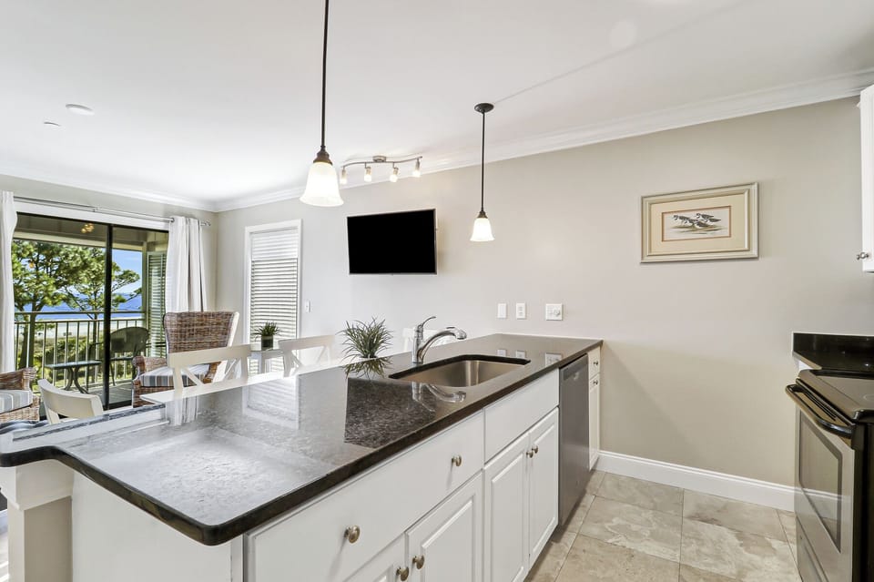 Kitchen/dining - Fully equipped kitchen with granite countertops and