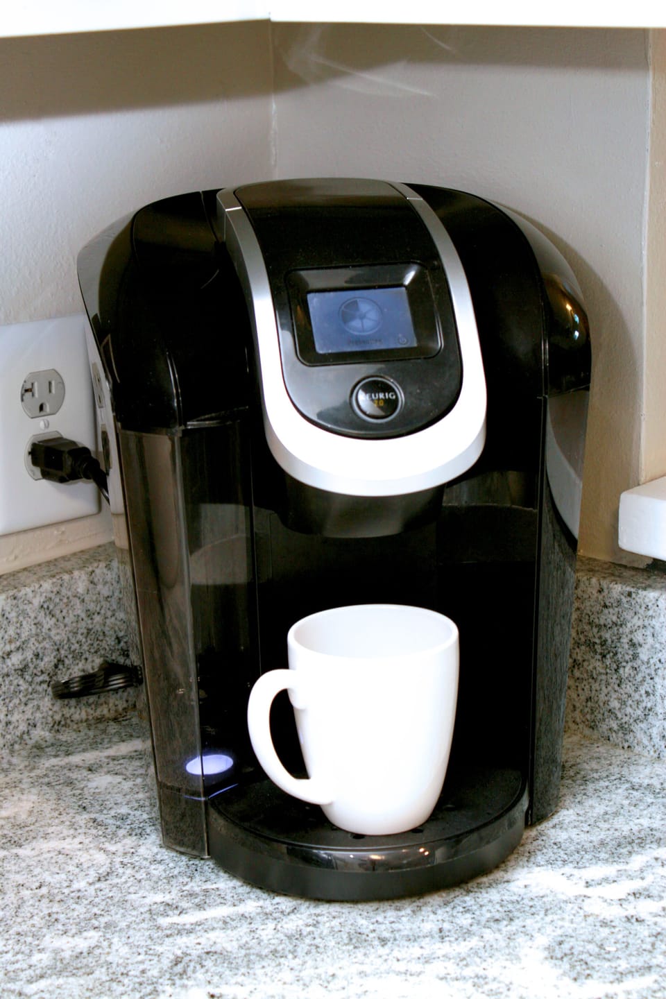 Kuerig and a regular coffee pot in the unit.
