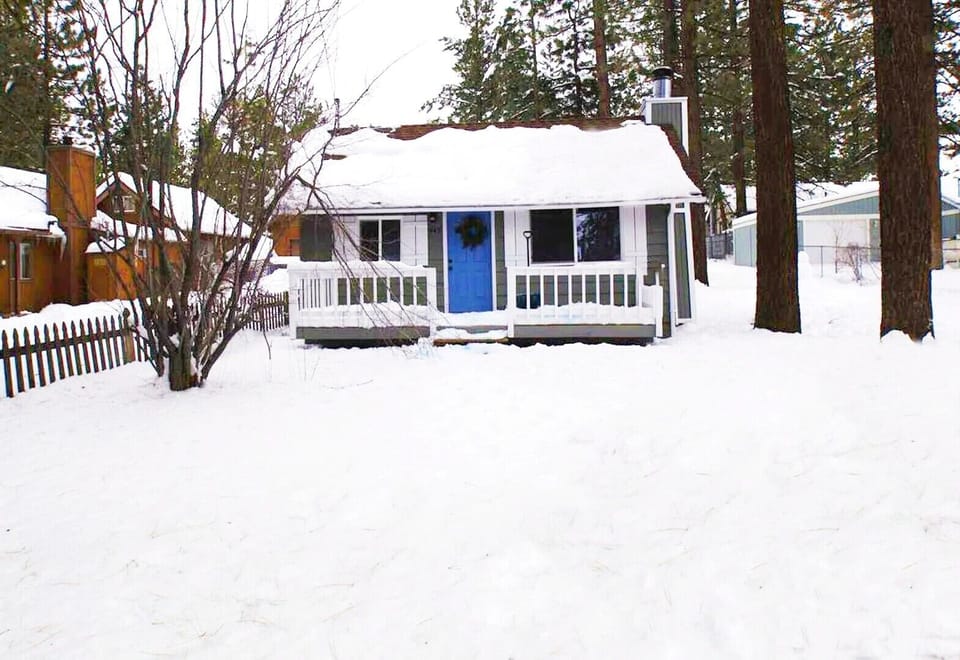 Snow covered Big Bear Cool Cabins, Knotty Knight front