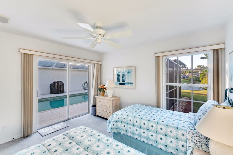 Twin guest room