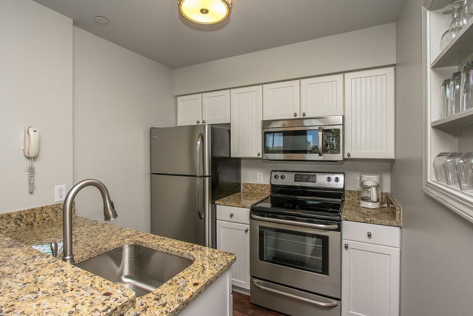 Completely furnished kitchen - The newly renovated Kitchen has  beautiful granite counter tops and Stainless appliances .