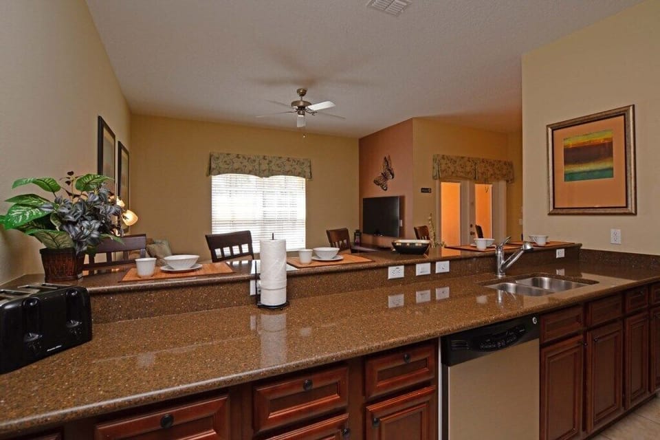 Kitchen2.jpg