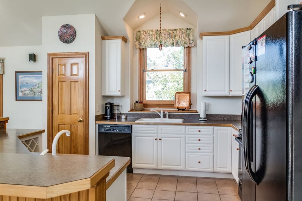 CC130: Bermuda Banks | Top Level Kitchen