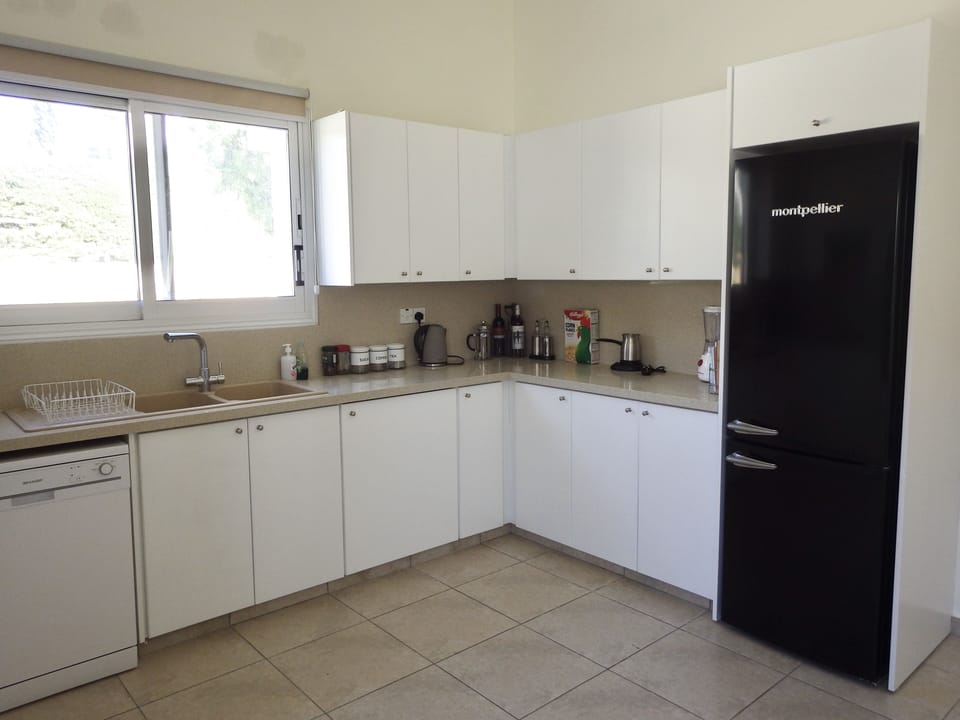 Light bright fully equipped upstairs kitchen - fridge, freezer, kettle