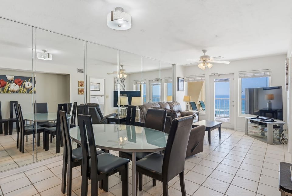 Boardwalk 583 Dining Table Seats 6