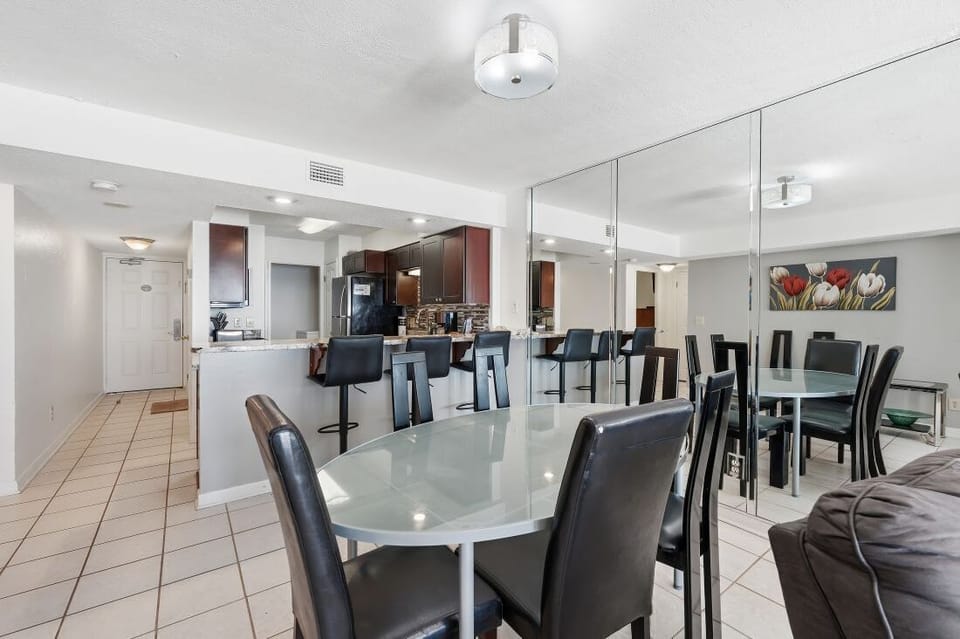 Boardwalk 583 Dining Table Seats 6