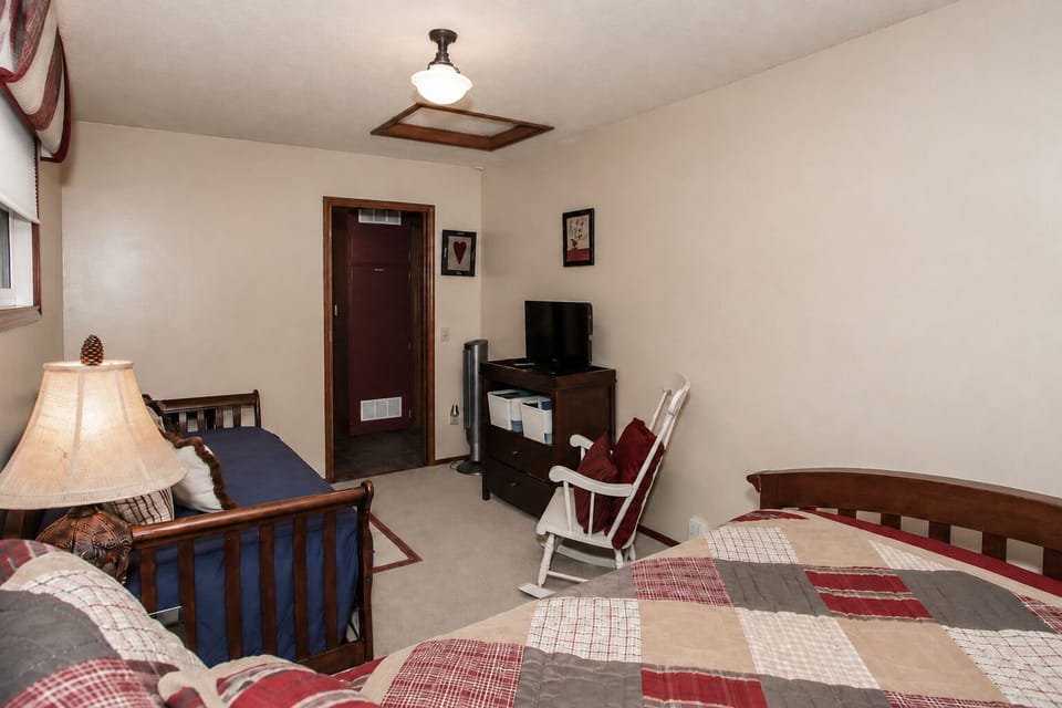 Second bedroom 4