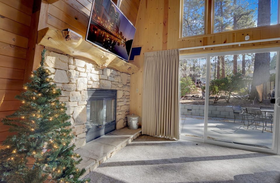 This escape sits right across from the slopes- perfect for holidays at Big Bear!