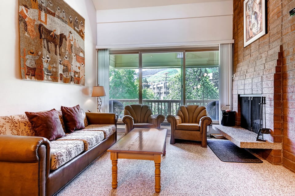 Comfortable living room wood burning fireplace great views - ParkCityLodging_SilverTown418_Masterliving_2