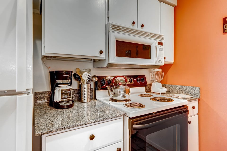 Full kitchen - ParkCityLodging_SilverTown418_Kitchen_2