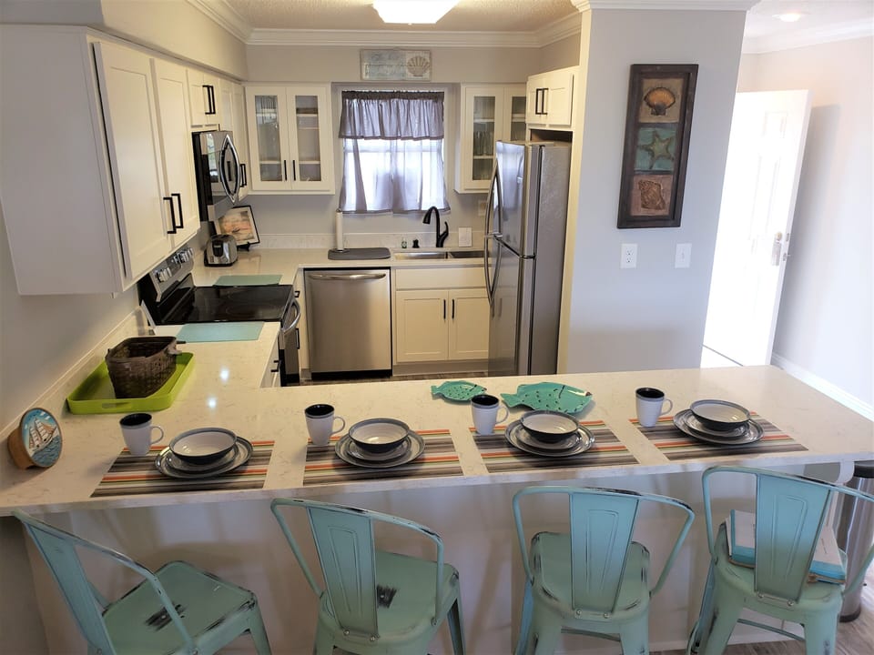 updated kitchen w/stainless appliances