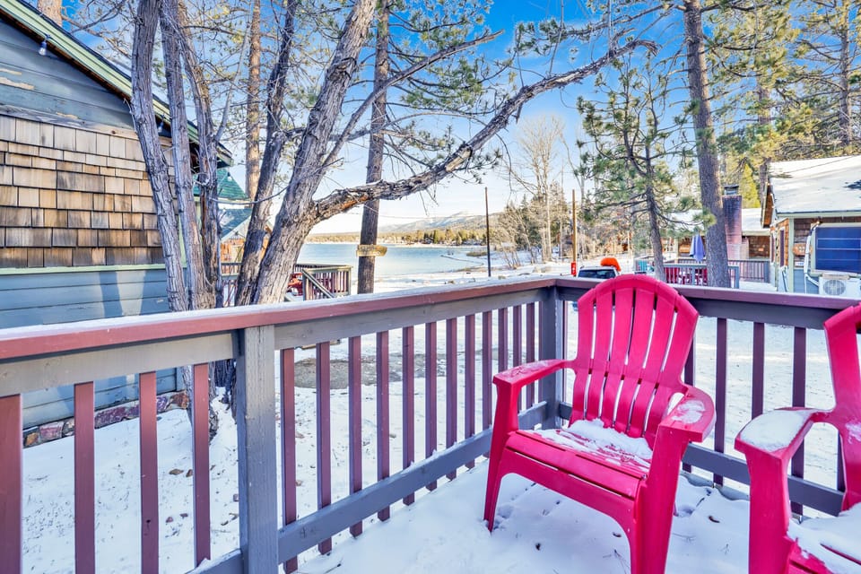 Enjoy a relaxing evening with a view of the lake and the other cabins around.