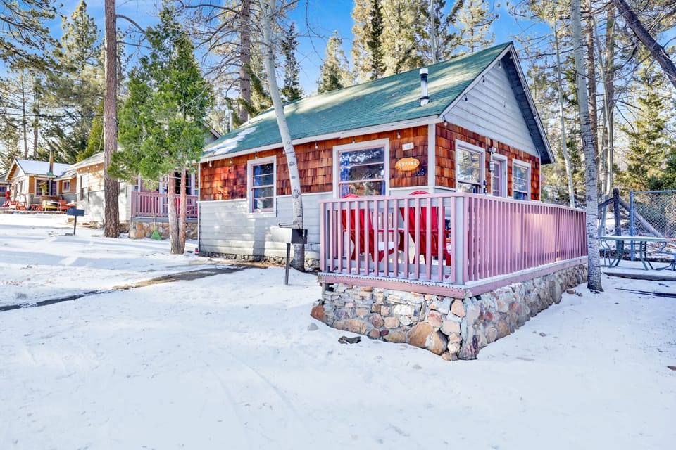 Enjoy a relaxing evening with a view of the lake and the other cabins around.