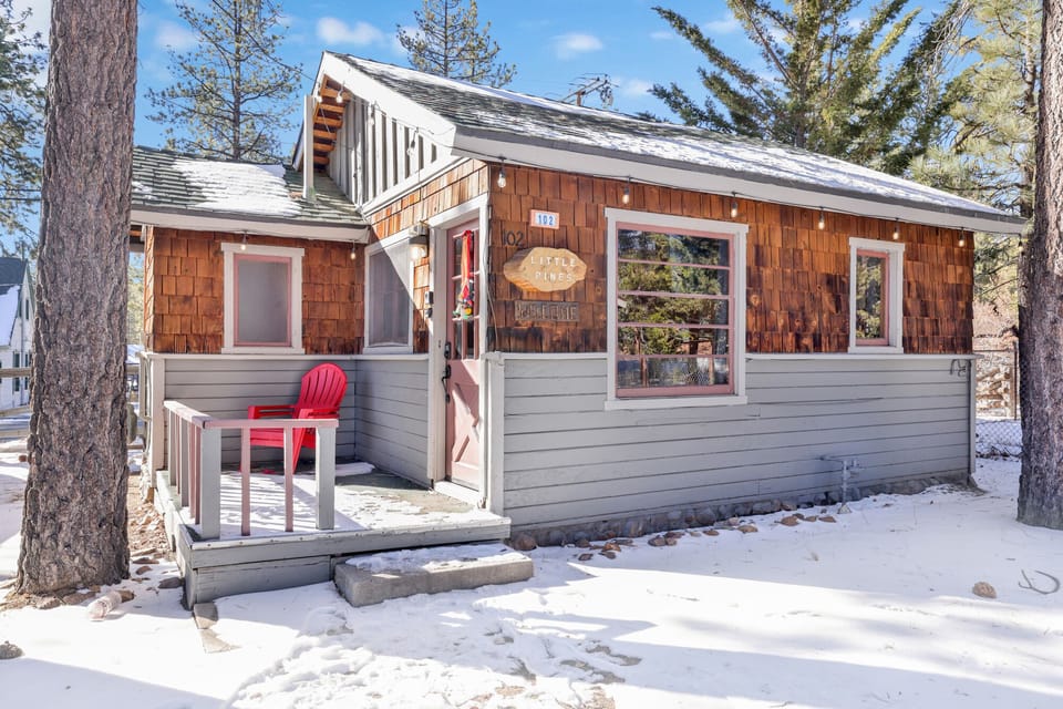 Enjoy a relaxing evening with a view of the lake and the other cabins around.