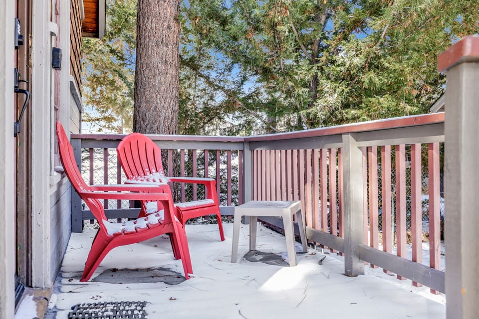 Enjoy a relaxing evening with a view of the lake and the other cabins around.