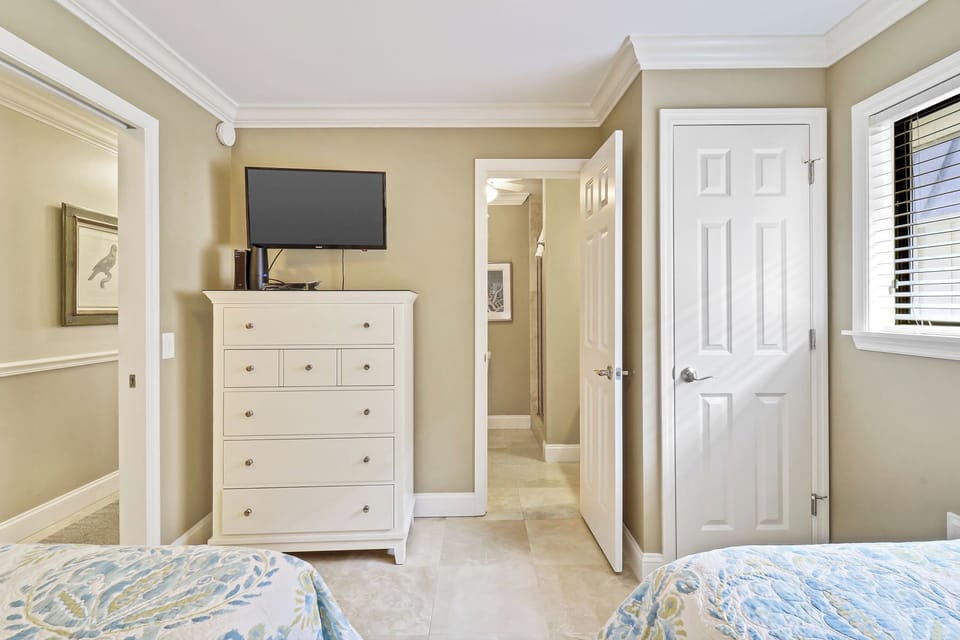 Ocean Dunes 409 - Guest bedroom - Plenty of storage and flat screen TV in this guest room.  Connects to the 2nd bathroom.