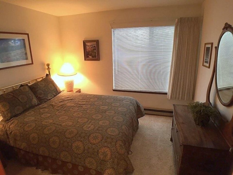 Bed, Furniture, Screen, Indoors, Lamp