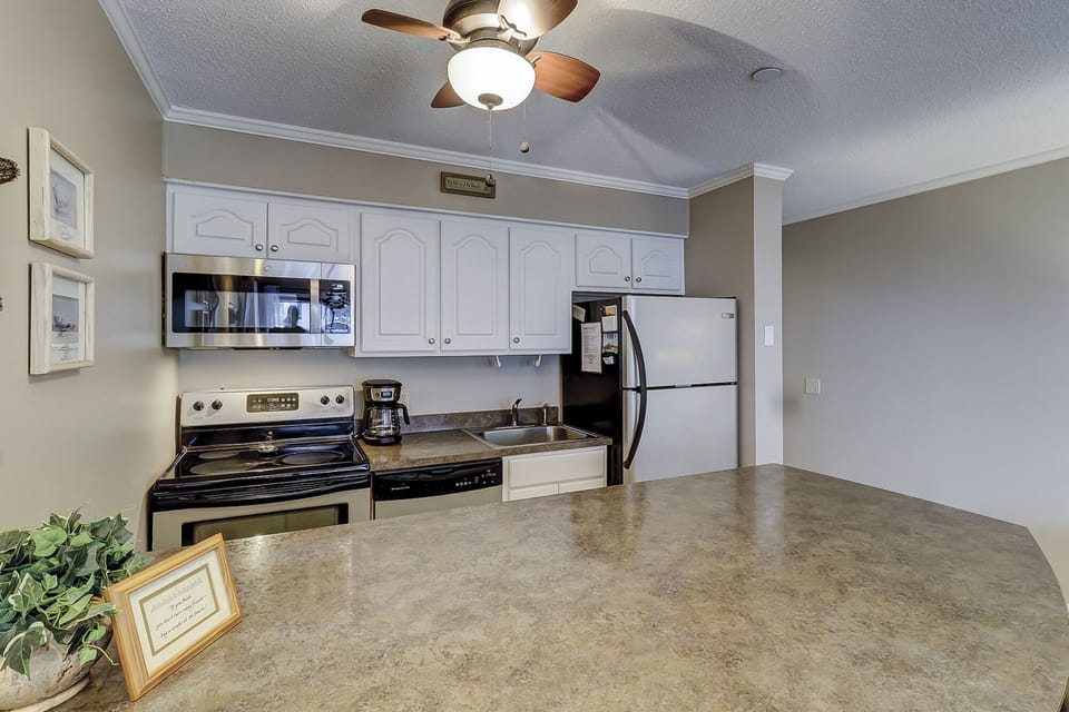 Kitchen and dinning area - The newly renovated Kitchen / Dining Area features all stainless appliances, granite counters and dining bar having seating for four, and tile flooring throughout.
