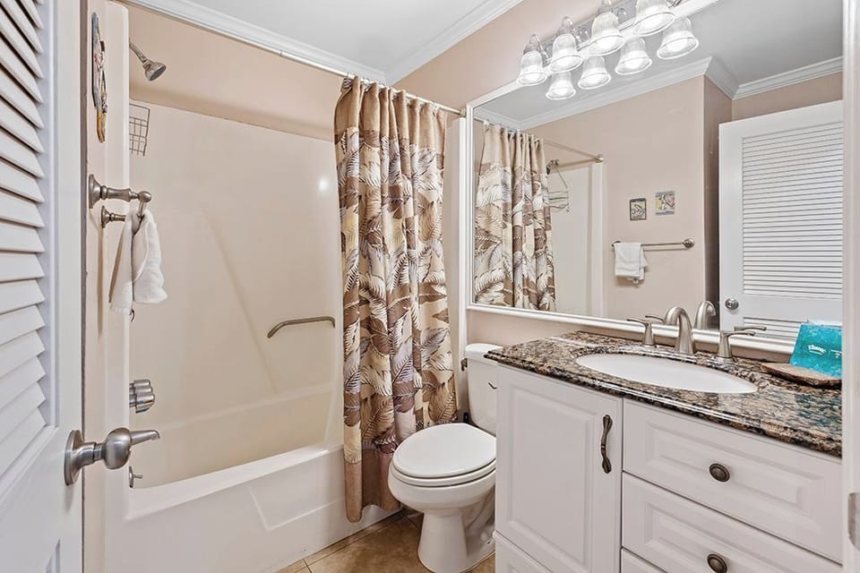 Bathroom with shower/tub combo
