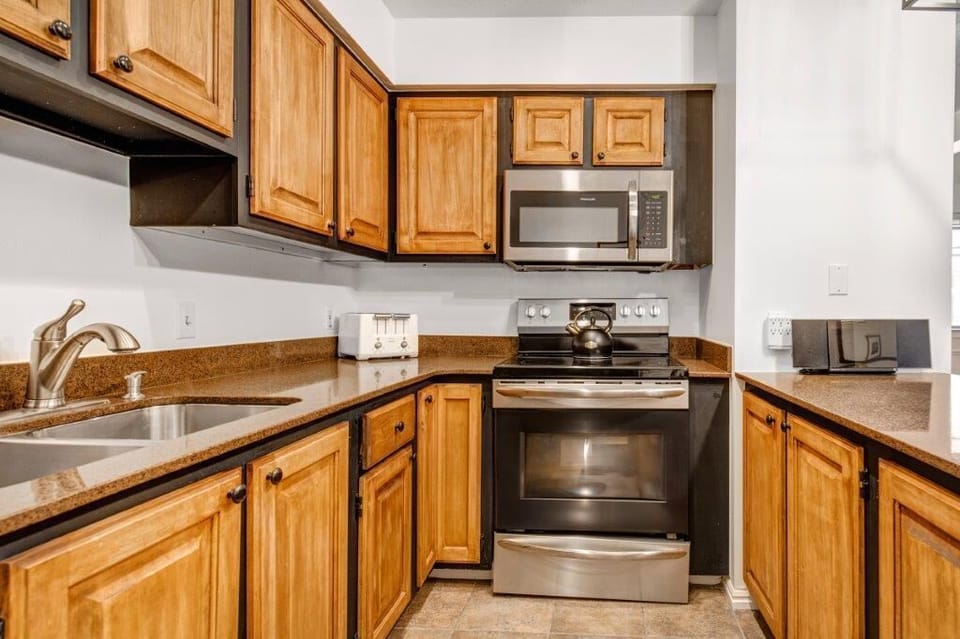 Sun Creek A7 has a well-equipped kitchen with stainless steel appliances, wood cabinets, and breakfast bar.