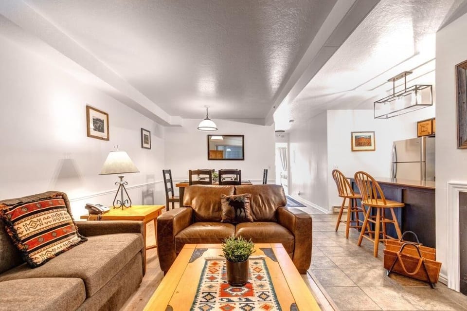 Sun Creek A7 offers a living room with comfortable furnishings and open concept living area.