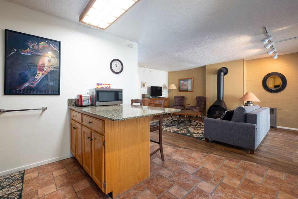 Kitchen breakfast bar