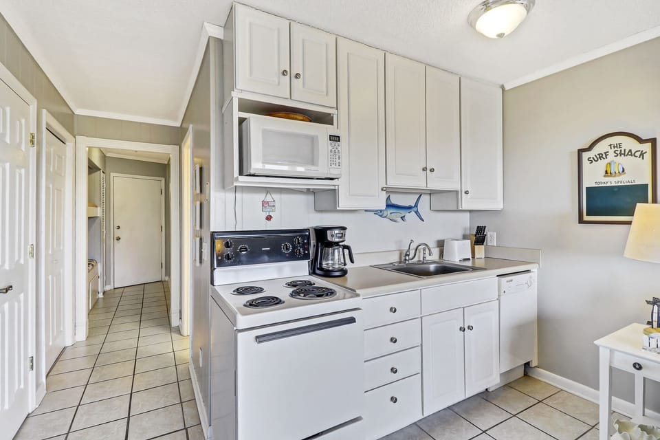 Kitchen - Efficient all white kitchen