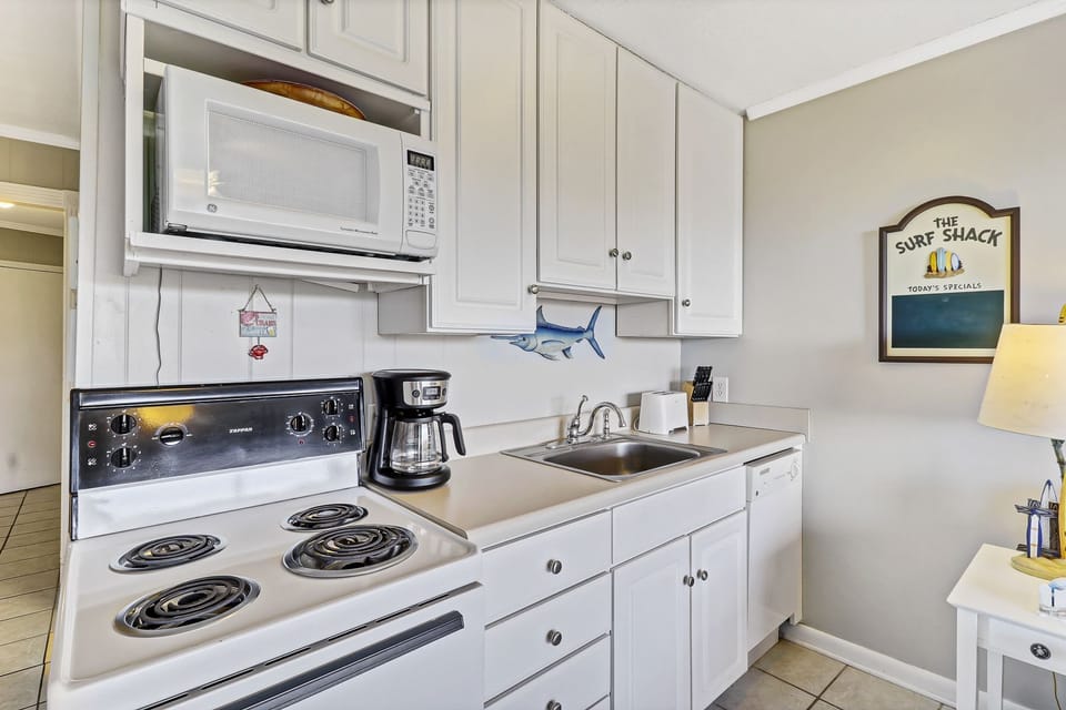 Kitchen - Efficient all white kitchen