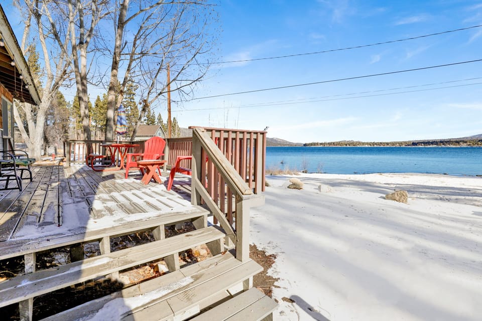 Enjoy a relaxing evening with a view of the lake and the other cabins around.